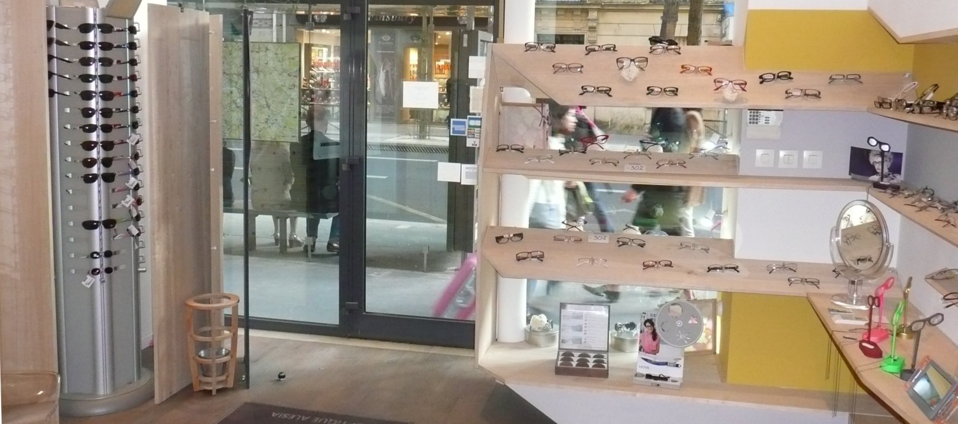 L’intérieur de la boutique : présentoirs de lunettes et vitrine.