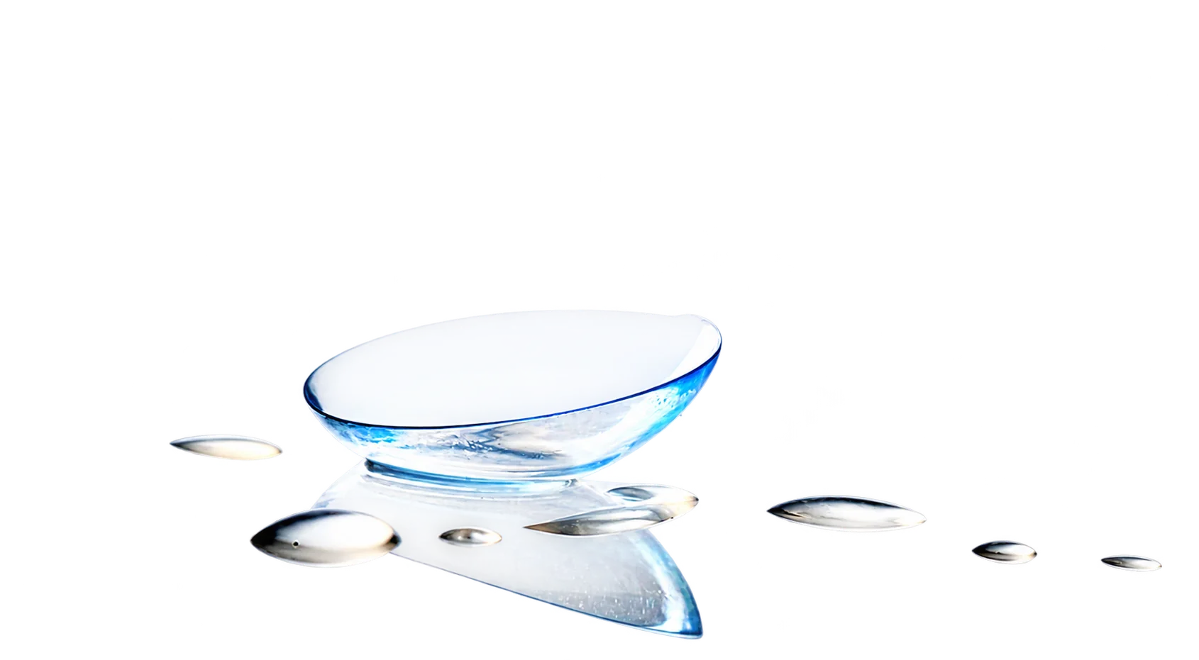 Une lentille de contact transparente couverte de gouttes d’eau.
