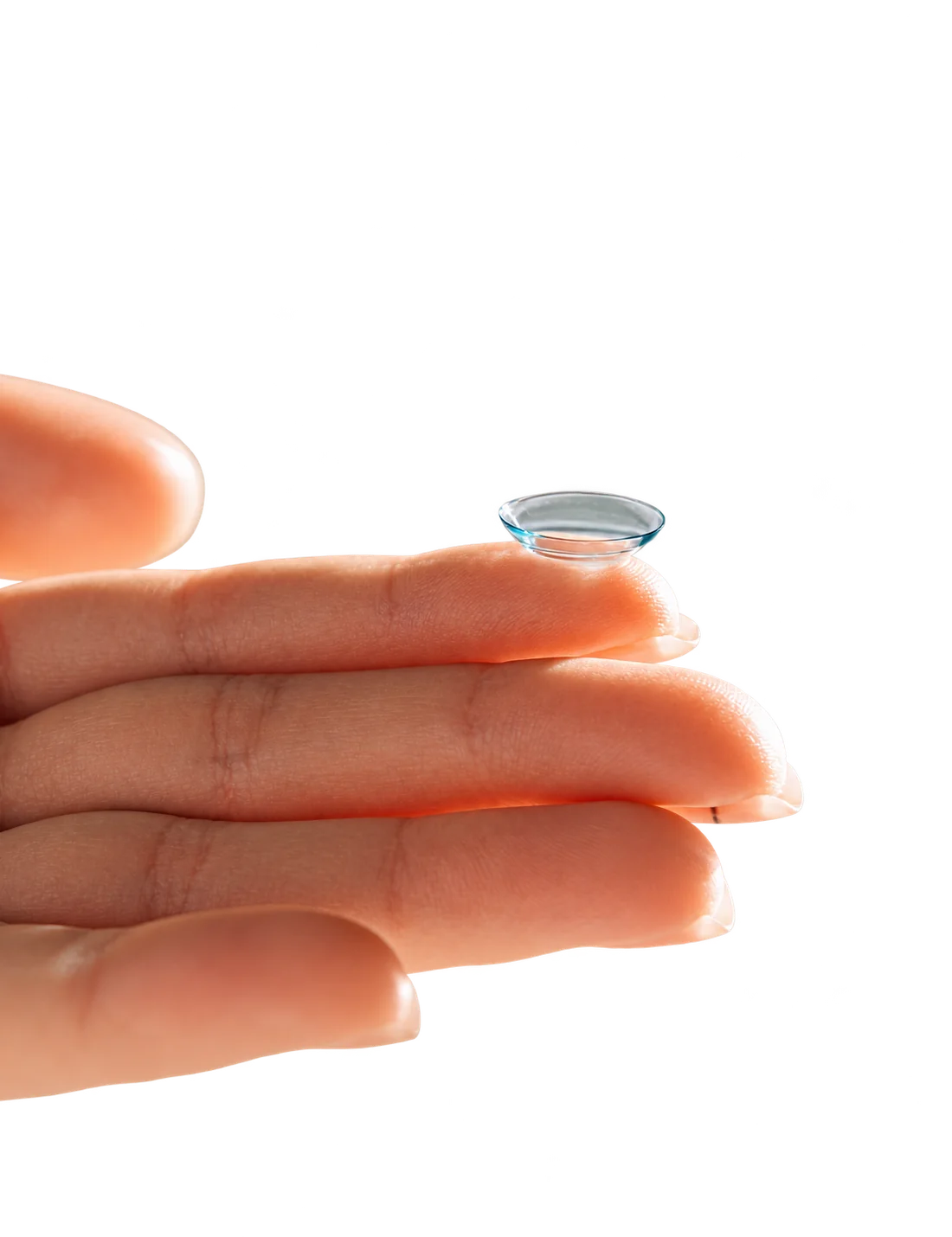 Une lentille de contact sur le bout du doigt.