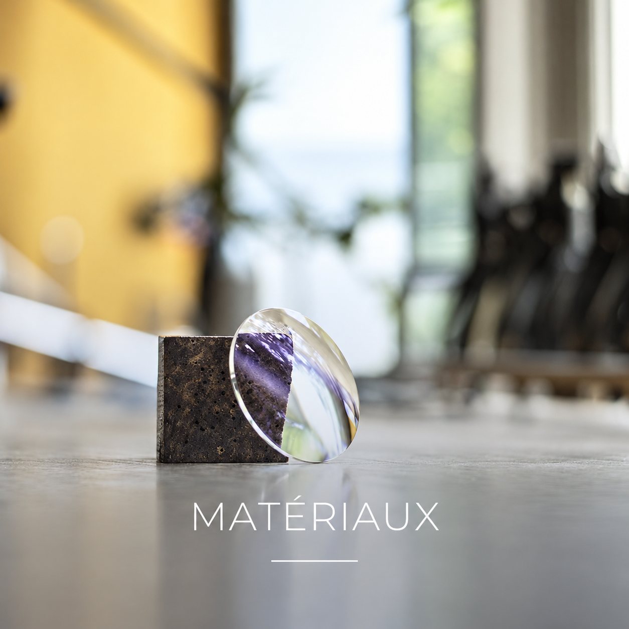 Un verre optique posé contre un bloc de matière sombre.