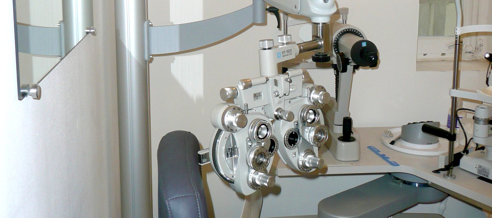 Un réfracteur oculaire dans la salle d’examen de vue.