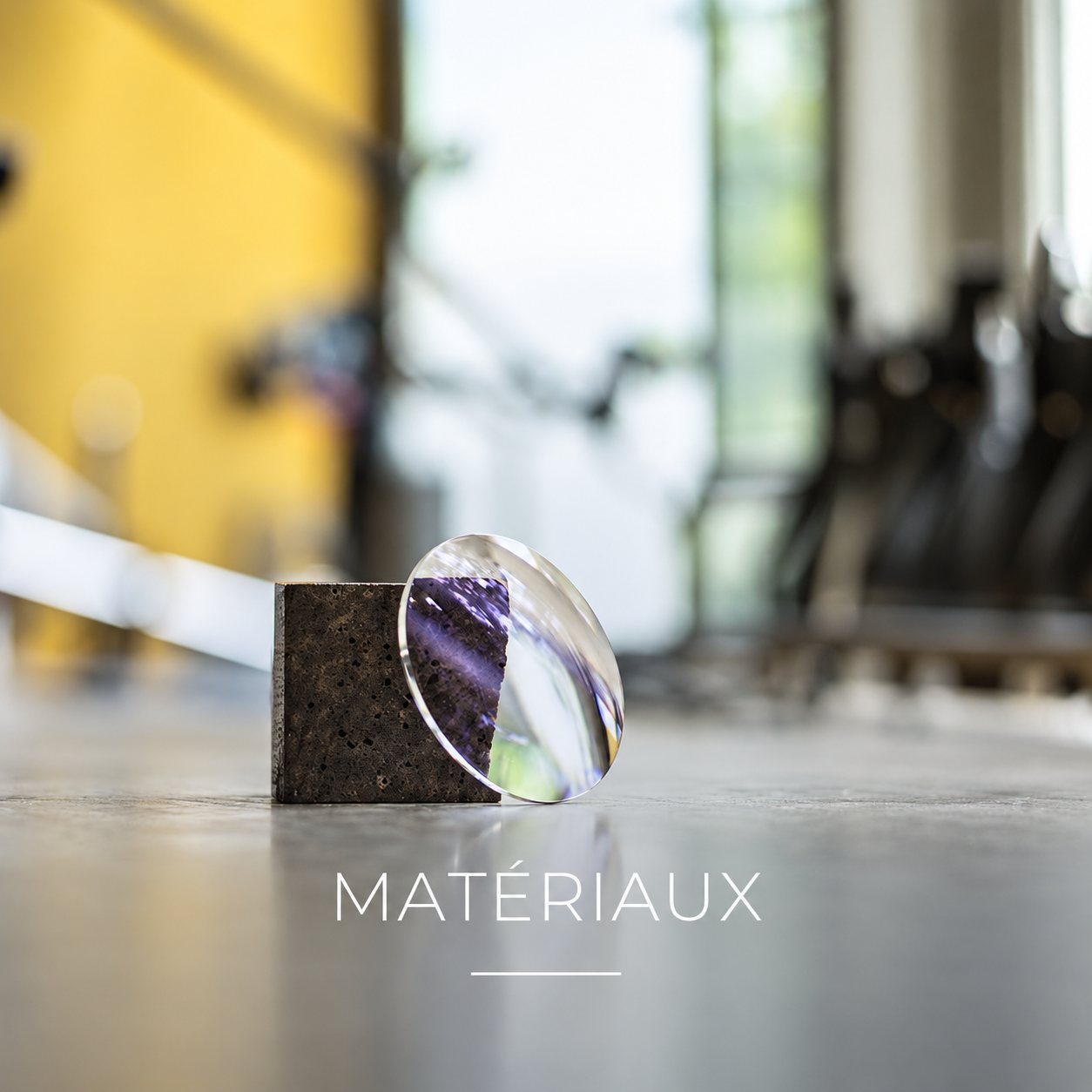 Un verre de lunette posé contre un bloc de matière.