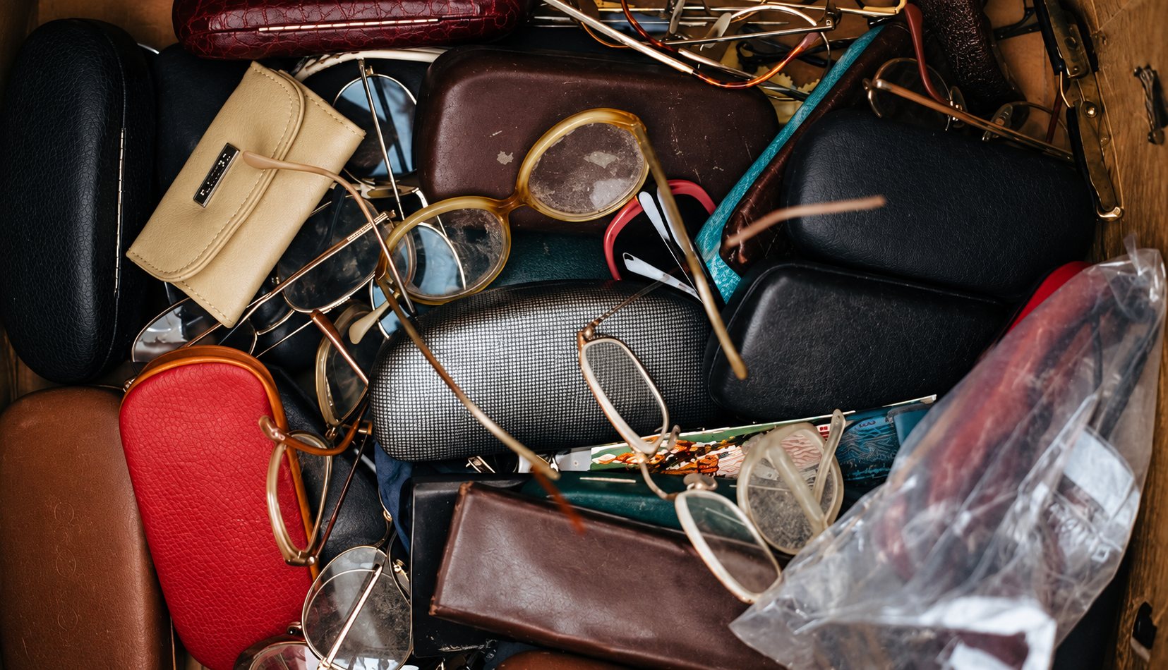 Des vieilles lunettes et des étuis en vrac.